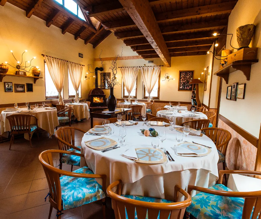 Interno trattoria sala da pranzo